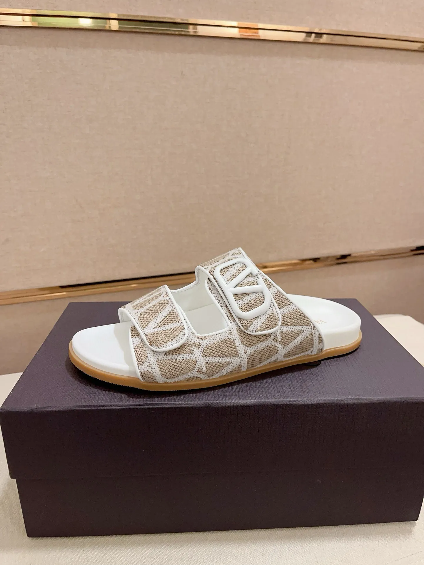Men's shoes💰: 440💰[Valentino] New men's boutique slippers, counter quality, classic plaid, the actual workmanship is quite complex🔰The uppers are made of imported fabrics➕🐑Sheepskin lining, which tests the craftsman's craftsmanship➕original PU outsole. Size: 38-44 (45 can be customized, non-refundable)